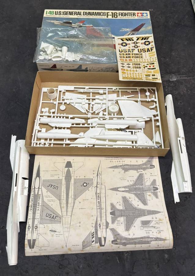 Tamiya F-16 fighter model kit