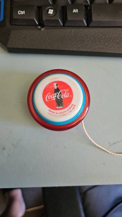 RUSSEL YOYOS X 5 ONE IS ENGLISH AND AFRIKAANS 1 X THE FANTA YOYO IS A REPRODUCTION.