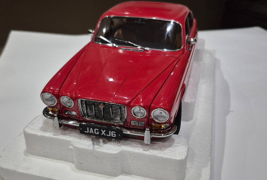 1:18 Jaguar XJ6