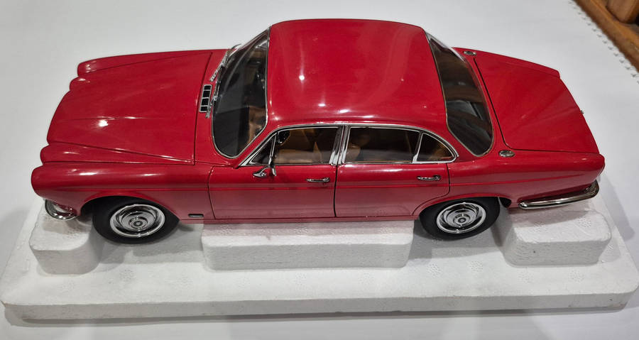 1:18 Jaguar XJ6