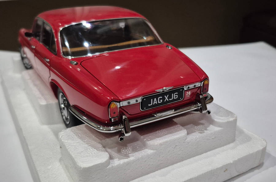 1:18 Jaguar XJ6