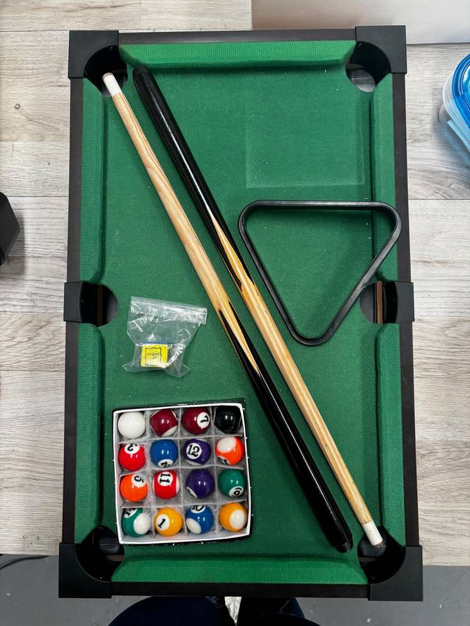 Tabletop pool table