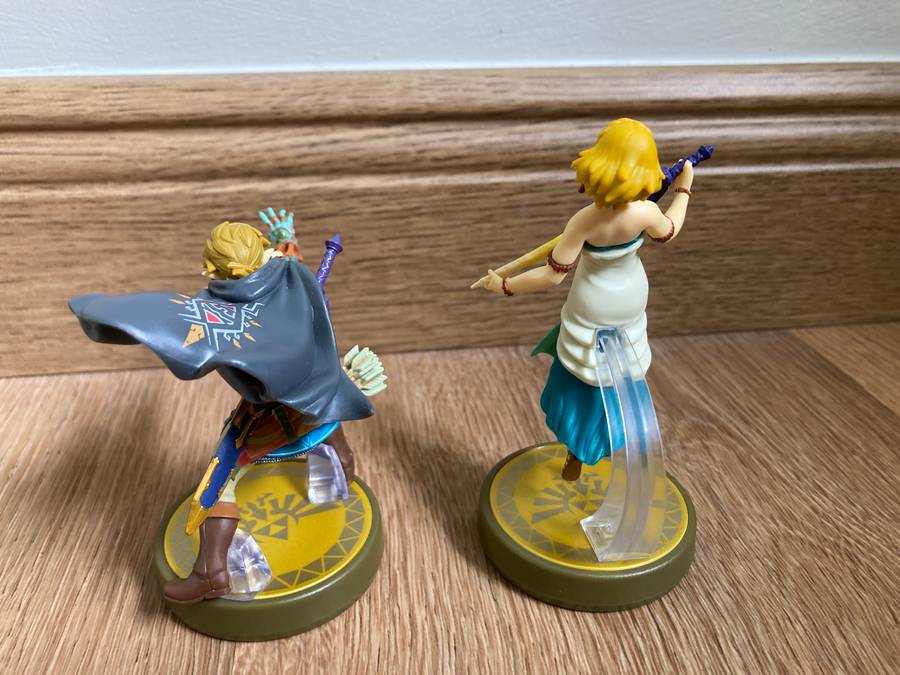 The Legend of Zelda: Tears Of The Kingdom + Two Amiibo's - Nintendo Switch
