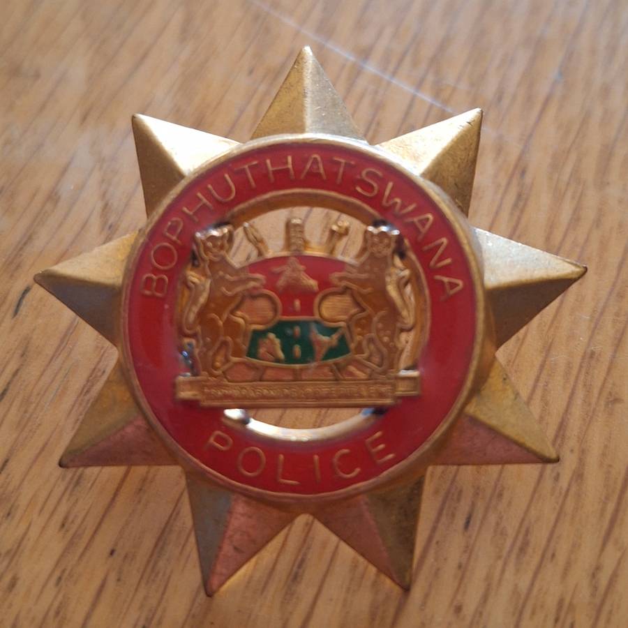 BOPHUTHATSWANA POLICE  CAP BADGE -   SCREWS INTACT