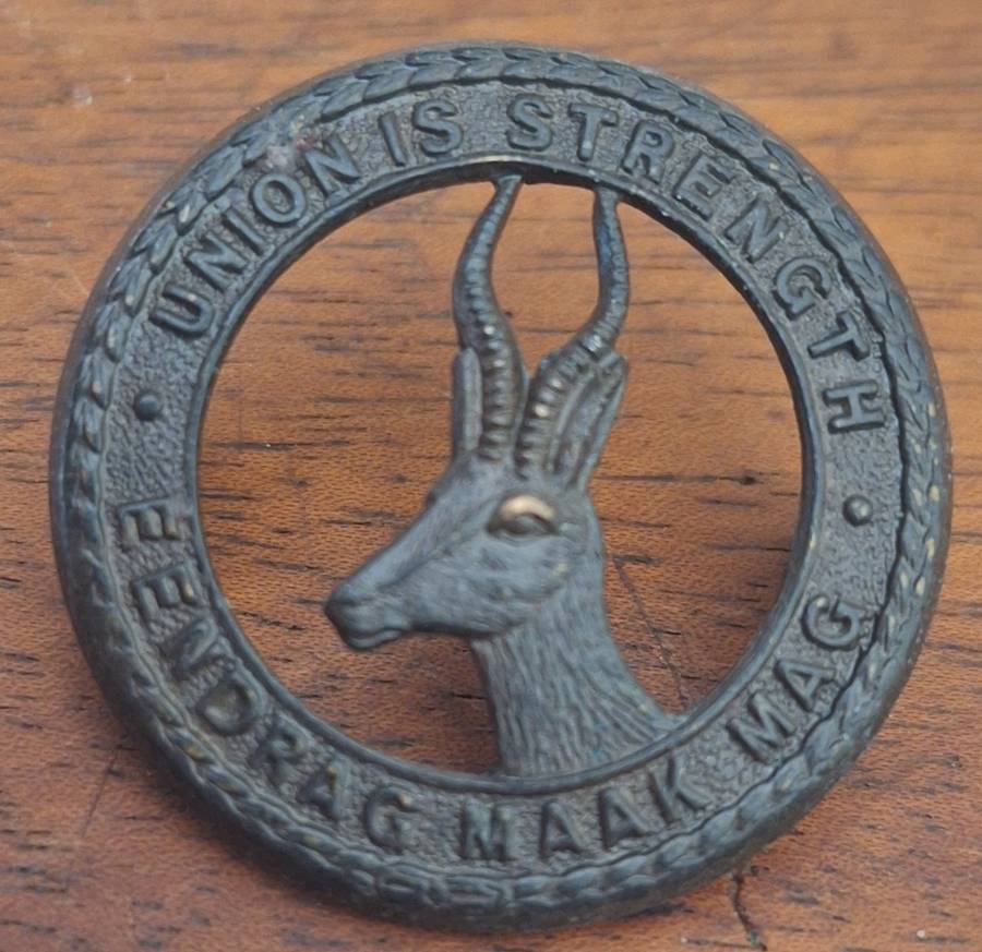 WW2 ERA SA INFANTRY CAP BADGE (DARK) - LUGS INTACT
