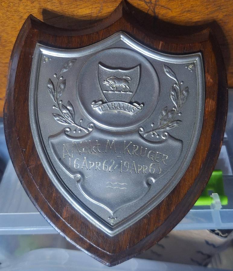 SADF - STAFF COLLEGE PLAQUE (METAL ON WOOD)