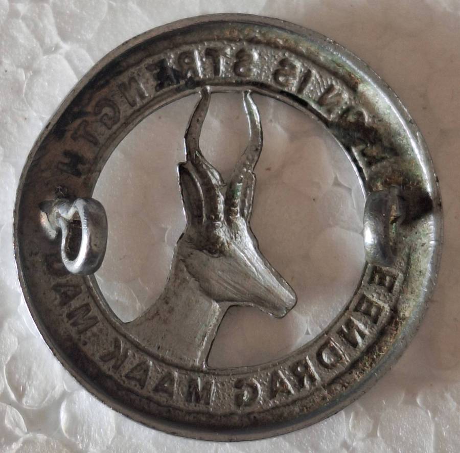 SA ARMY GENERAL SERVICE CAP BADGE (WORN 1980'S) - LUGS INTACT