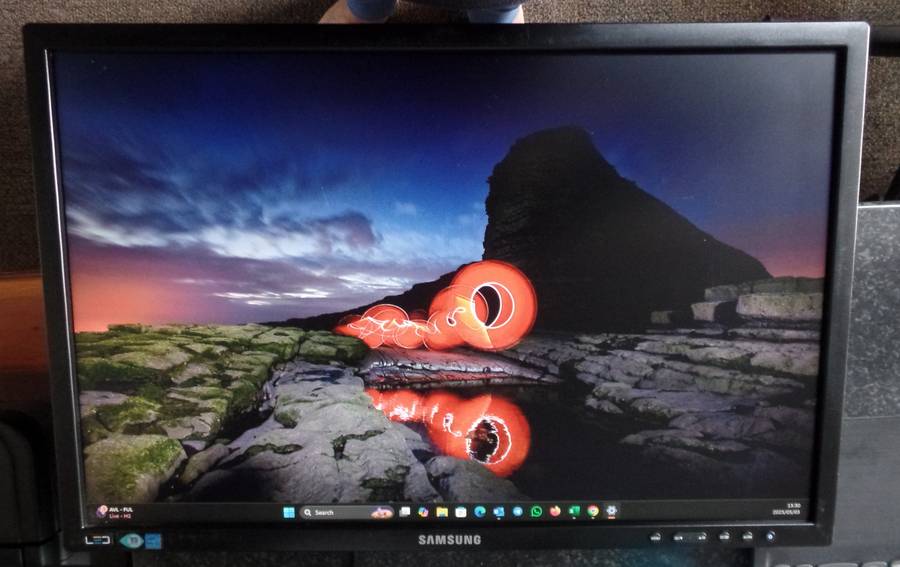 SAMSUNG 22" LED Monitor *NO STAND*