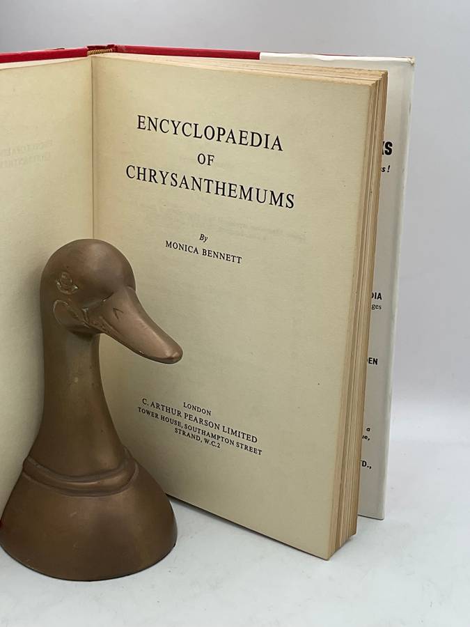 Pearson's Encyclopaedia of Chrysanthemums Monica Bennett First Edition 1958