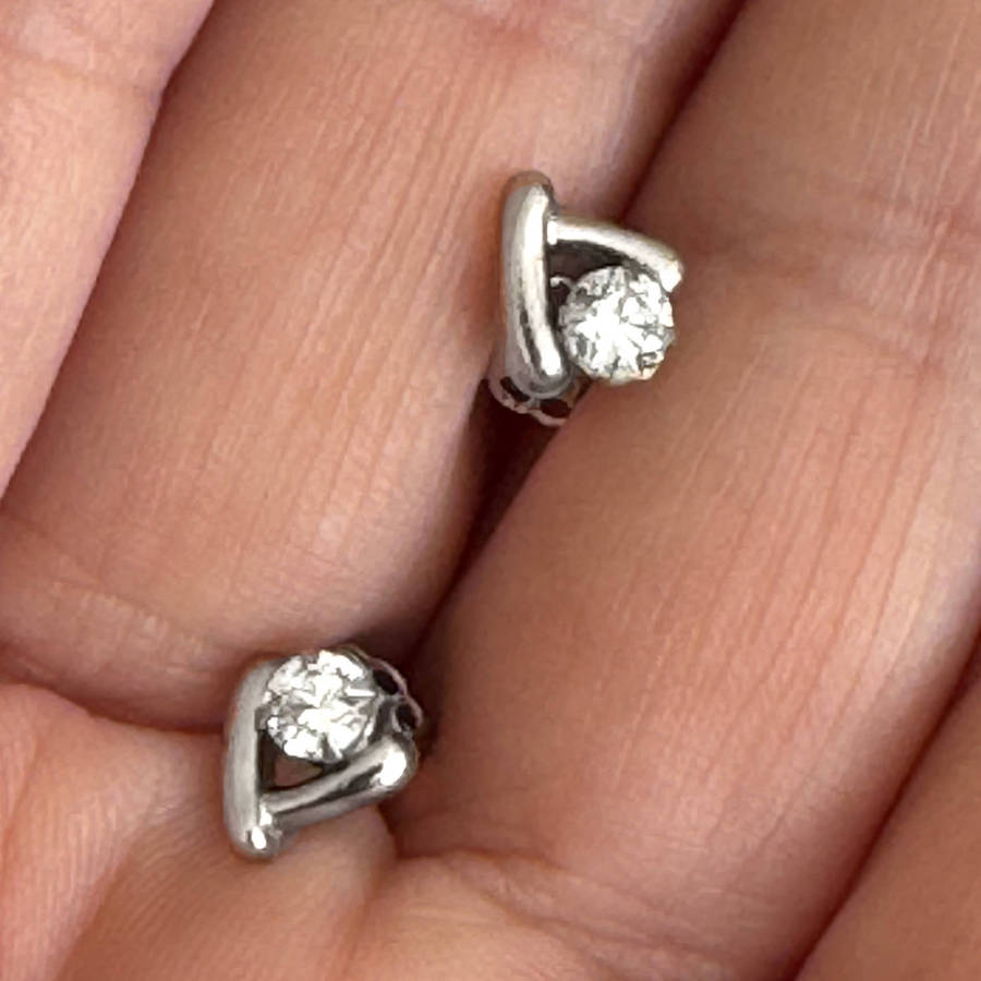 9ct WHITE GOLD STUD EARRINGS FROM ENGLAND WITH CUBIC ZIRCONIA