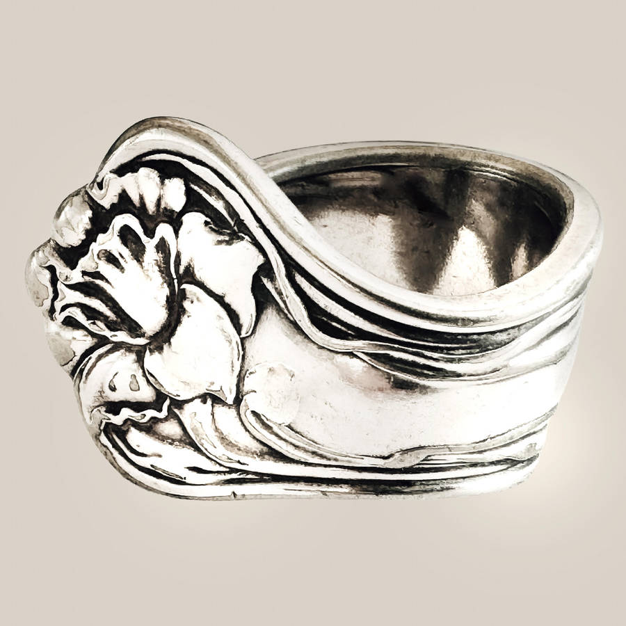 HEAVY VINTAGE SILVER SPOON RING FROM ENGLAND WITH DECORATIVE DETAIL