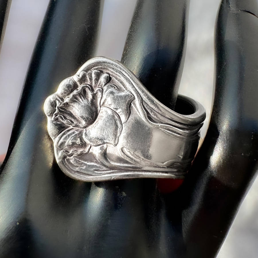 HEAVY VINTAGE SILVER SPOON RING FROM ENGLAND WITH DECORATIVE DETAIL