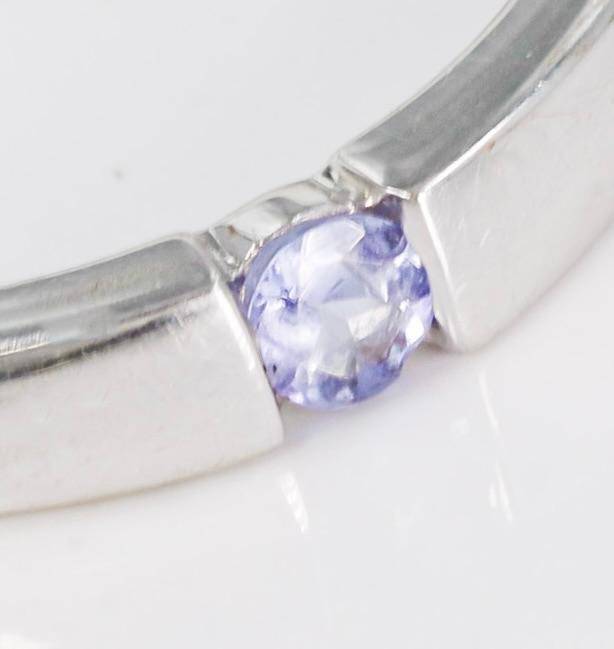 CONTEMPORARY DESIGN TANZANITE SOLITAIRE 9CT WHITE GOLD RING. 375. ENGLISH HALLMARKS