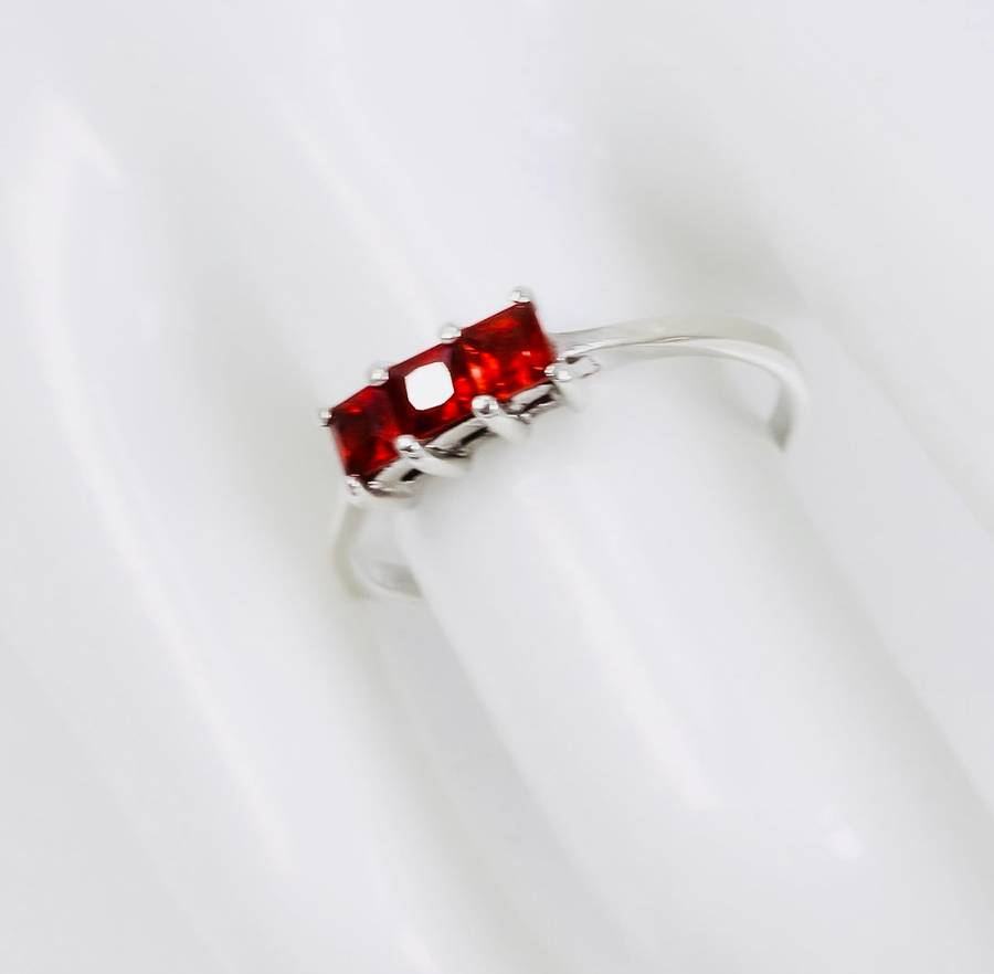 9ct WHITE GOLD ENGLISH NATURAL GARNET TRILOGY RING. HALLMARKED