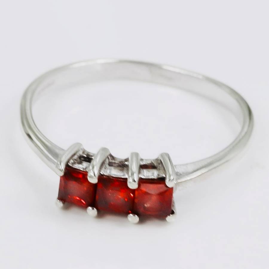 9ct WHITE GOLD ENGLISH NATURAL GARNET TRILOGY RING. HALLMARKED