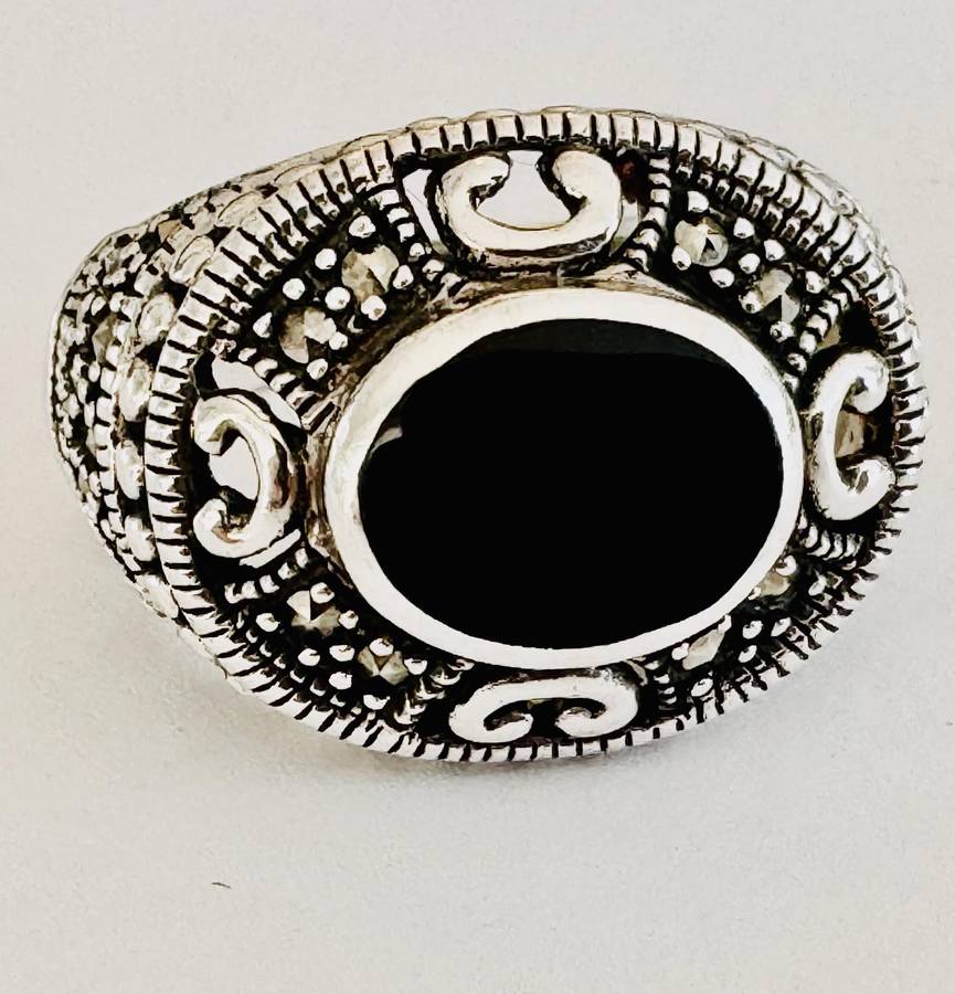 HEAVY, INTRICATE DETAIL STERLING SILVER NATURAL BLACK ONYX & MARCASITE SIGNET RING