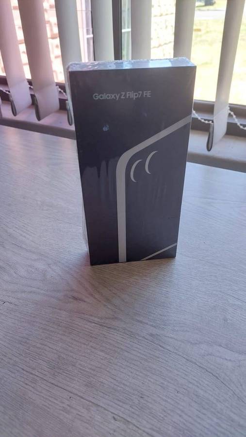 Brand New SEALED Samsung Galaxy Z Flip 7 FE 256GB