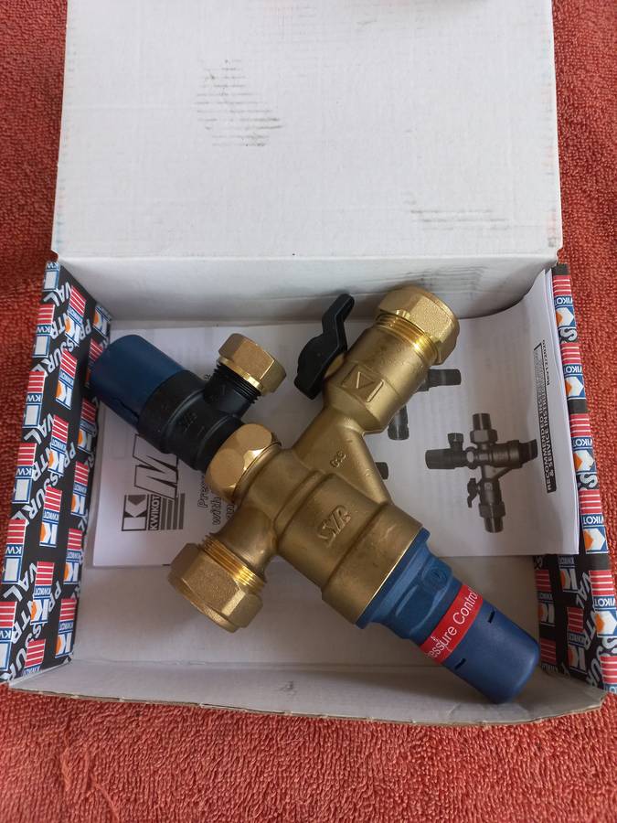 Kwikot 400kpa water pressure control valve with shut-off valve 22mm compression fittings in/out