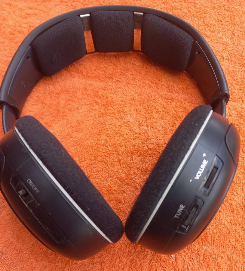 Sennheiser RS120 ll wireless headphones  see photos for more information