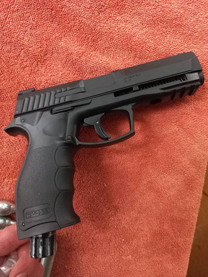 Co2 gas pistol Umarex T4E HDP 50 Pistol with co2 canisters, black solid balls & red pepper balls