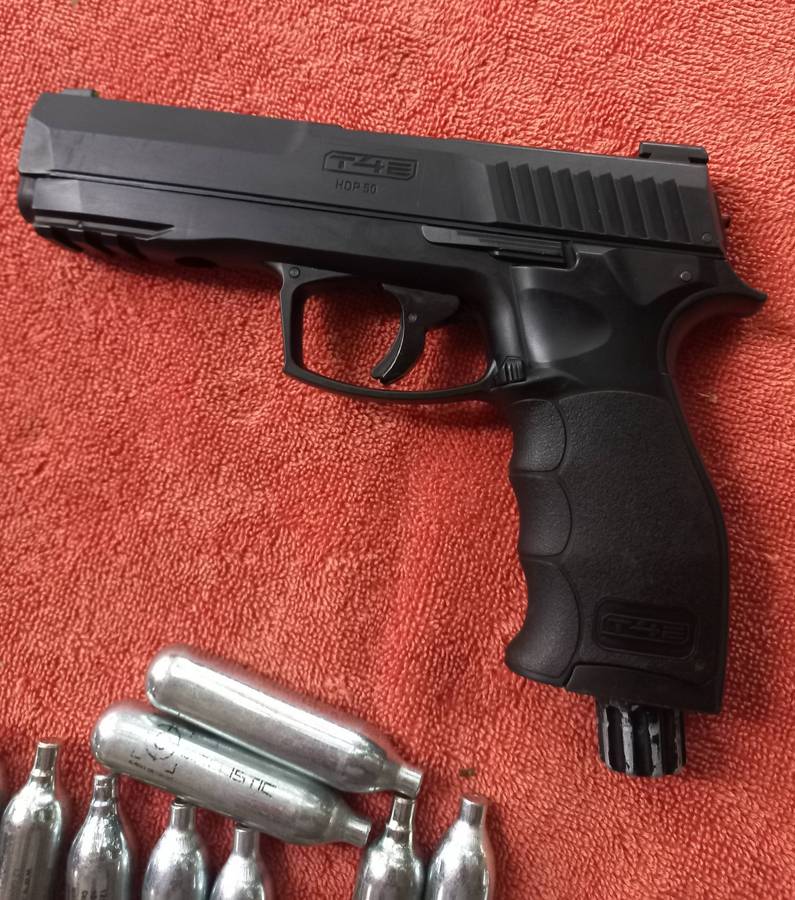Co2 gas pistol Umarex T4E HDP 50 Pistol with co2 canisters, black solid balls & red pepper balls