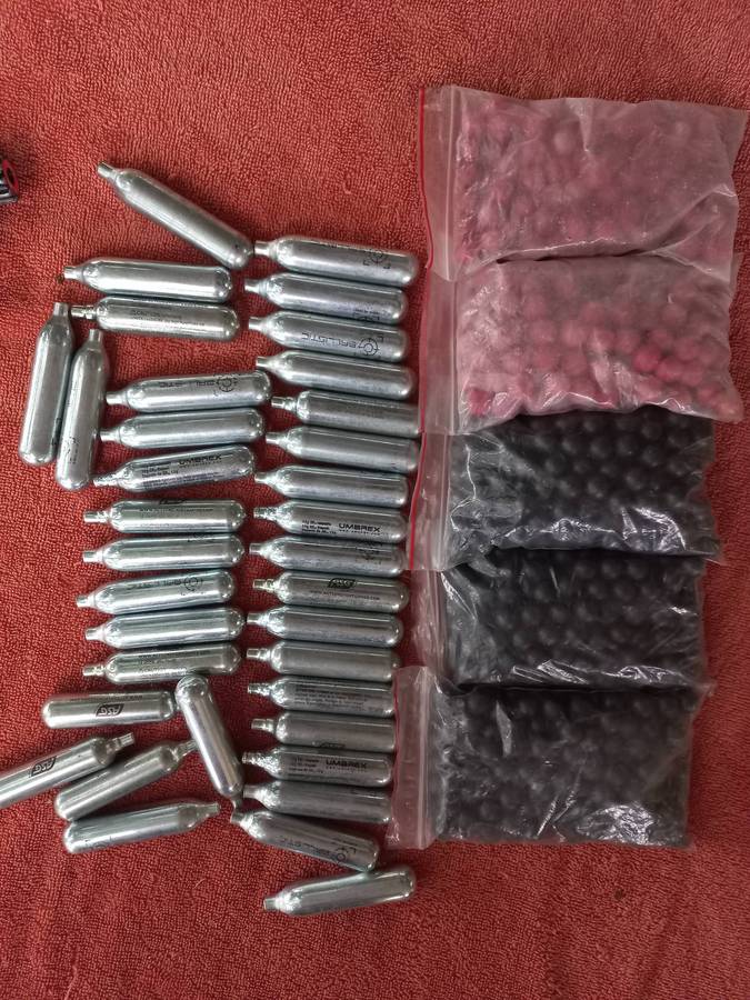 Co2 gas pistol Umarex T4E HDP 50 Pistol with co2 canisters, black solid balls & red pepper balls