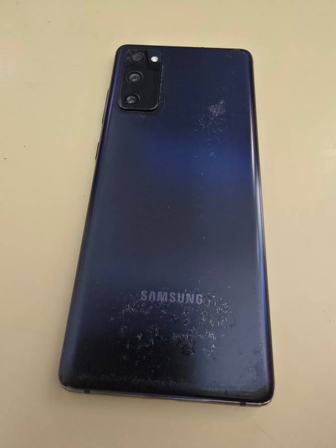 SAMSUNG S20FE CRACKED SCREEN TOP RIGHT AND BOTTOM! NO EFFECT ON PHONE SCREEN!
