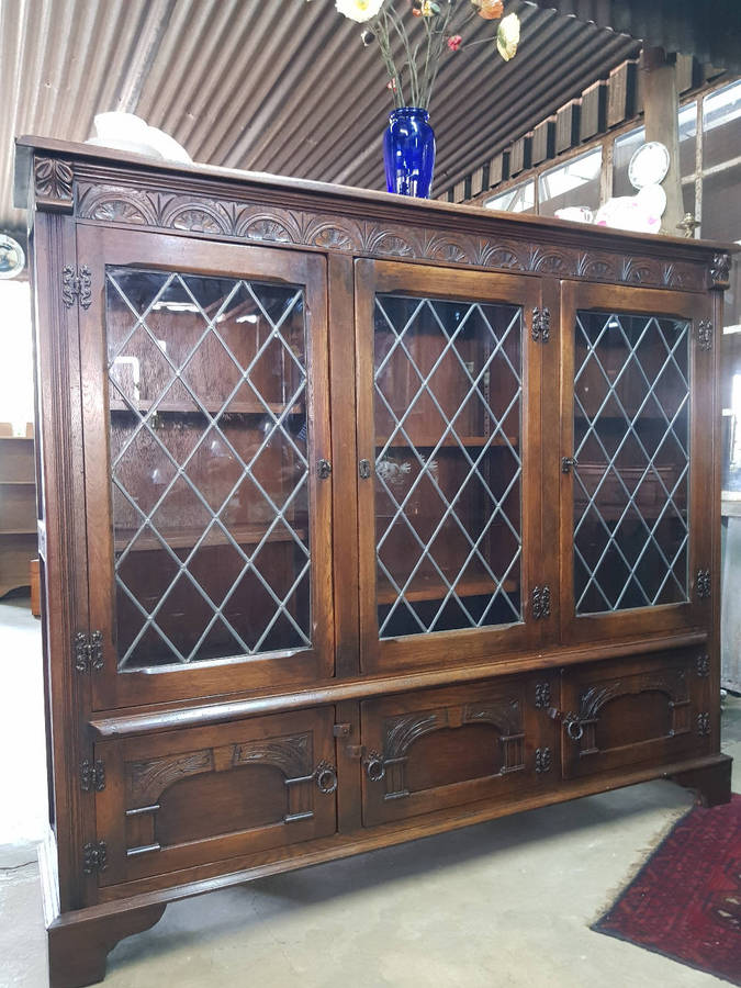 Superb 3 Door Large Solid Oak Bookcase / Display Cabinet.