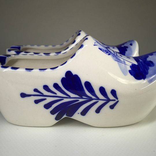 DELFTS ELWECO DELFTS BLAUW PORCELAIN PAIR LARGE CLOG ASHTRAYS
