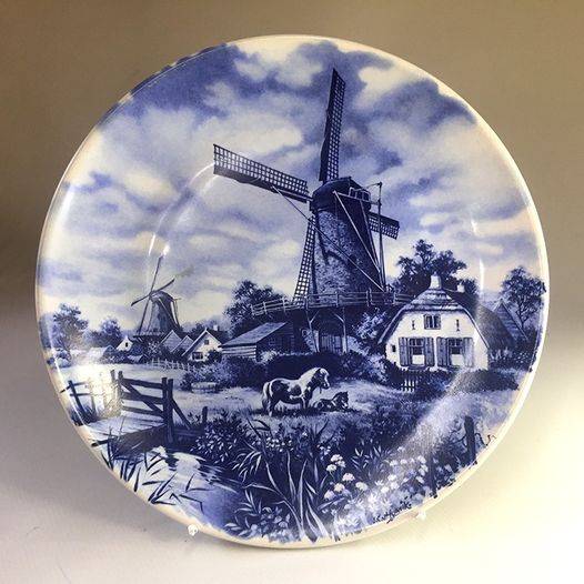 DELFT PORCELAIN CABINET DISPLAY / WALL PLATE