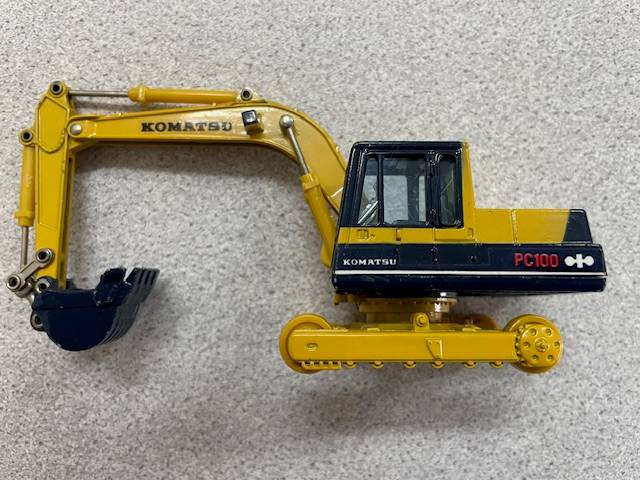 Komatsu PC100 Hydraulic Excavator 1:48 scale model