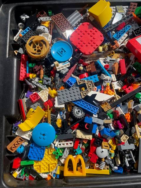 100's of original LEGO pieces - 2 Kilograms worth (LOT 2)