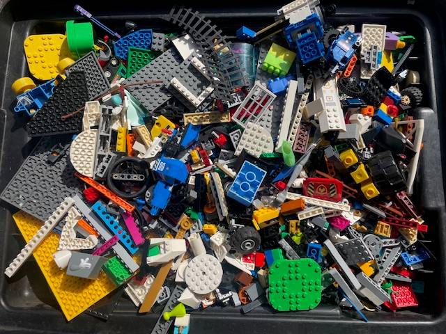 100's of original LEGO pieces - 2 Kilograms worth (LOT 3)