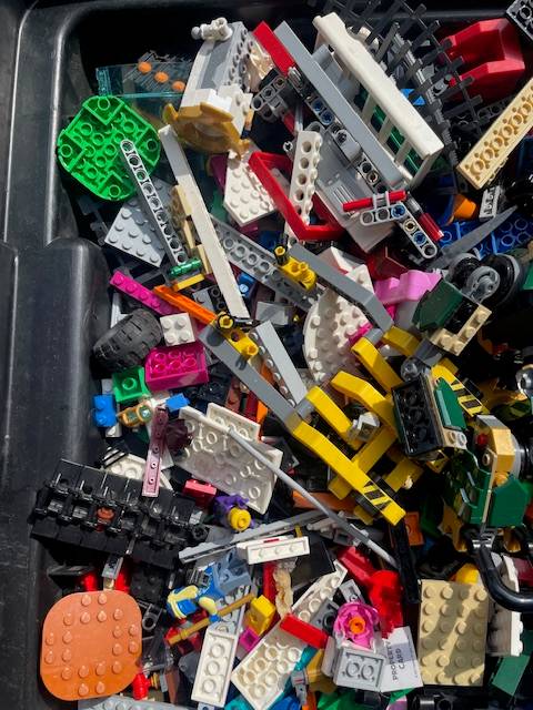 100's of original LEGO pieces - 2 Kilograms worth (LOT 4), Some "electrical" components