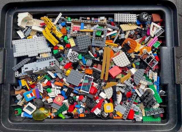 100's of original LEGO pieces - 2 Kilograms worth (LOT 5)