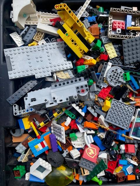 100's of original LEGO pieces - 2 Kilograms worth (LOT 5)