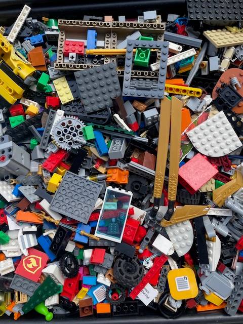 100's of original LEGO pieces - 2 Kilograms worth (LOT 5)