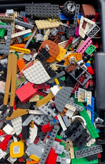100's of original LEGO pieces - 2 Kilograms worth (LOT 5)