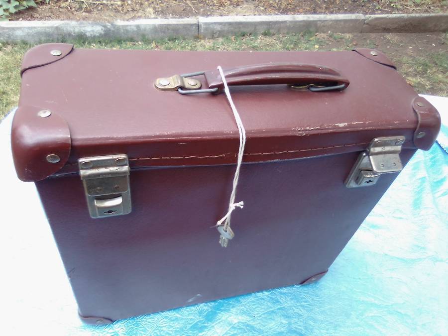 Retro briefcase/storage box with keys.  Condition:  Very good.