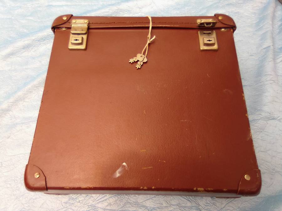 Retro briefcase/storage box with keys.  Condition:  Very good.