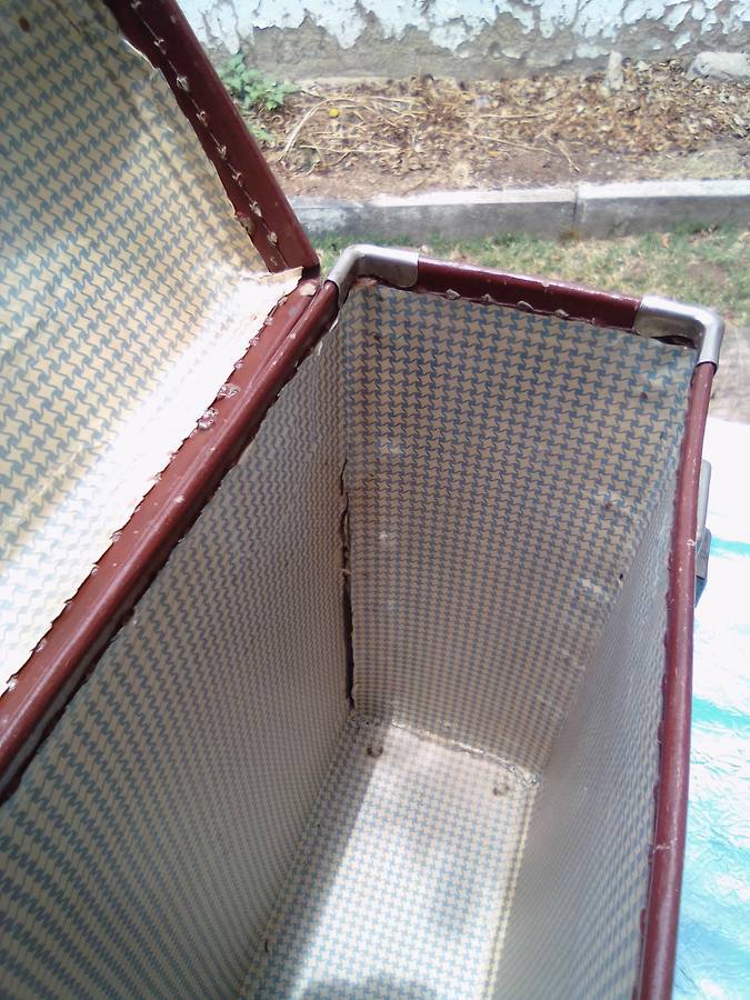 Retro briefcase/storage box with keys.  Condition:  Very good.