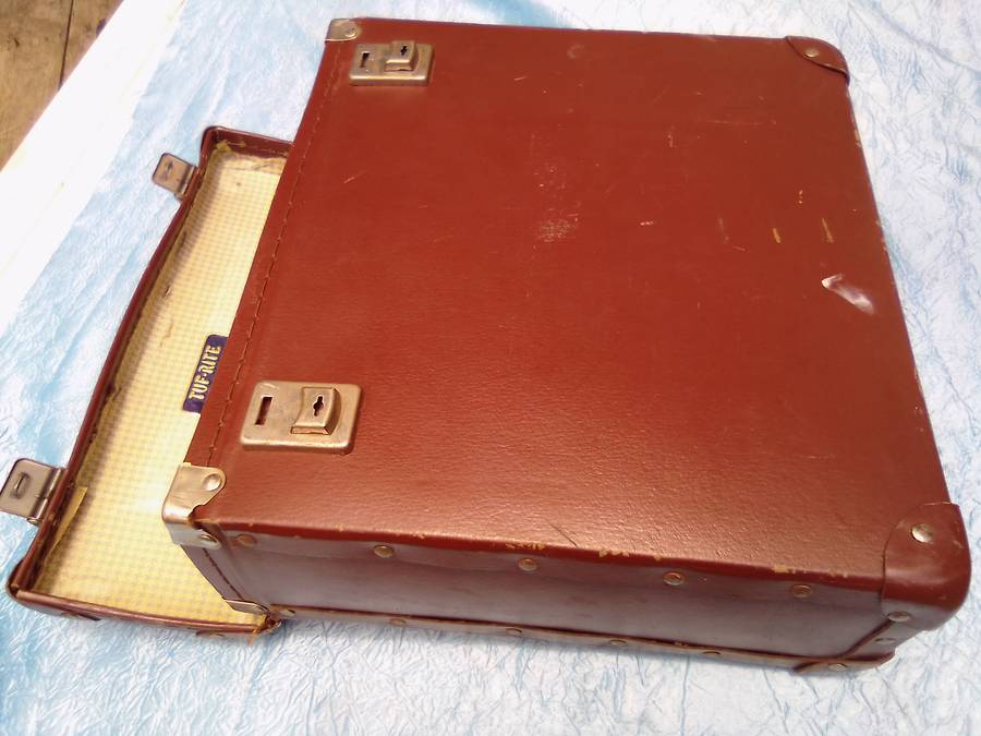 Retro briefcase/storage box with keys.  Condition:  Very good.