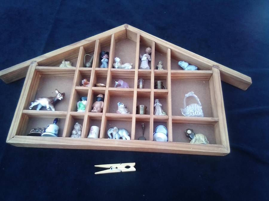 Printer's tray (small 400x300) c/w ornaments.  (8 off Wade ornaments)