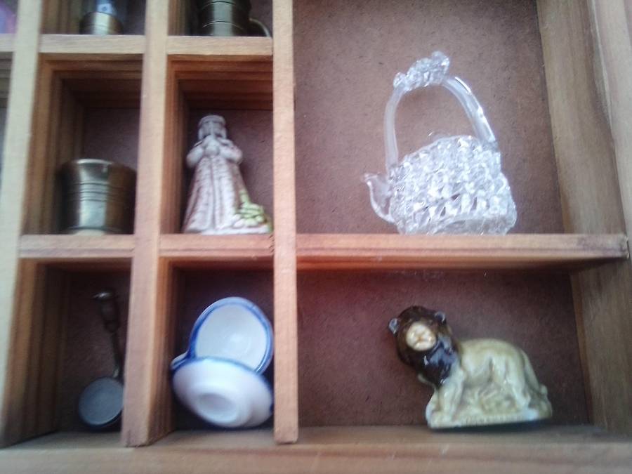 Printer's tray (small 400x300) c/w ornaments.  (8 off Wade ornaments)
