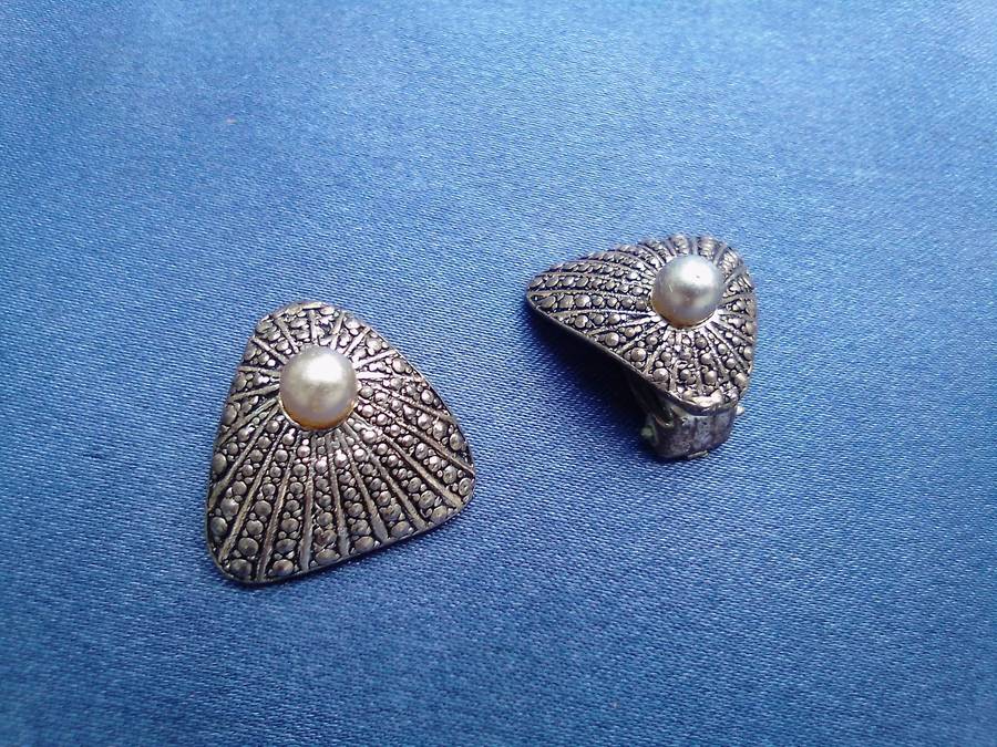 Retro broach and clip-on earrings joblot.