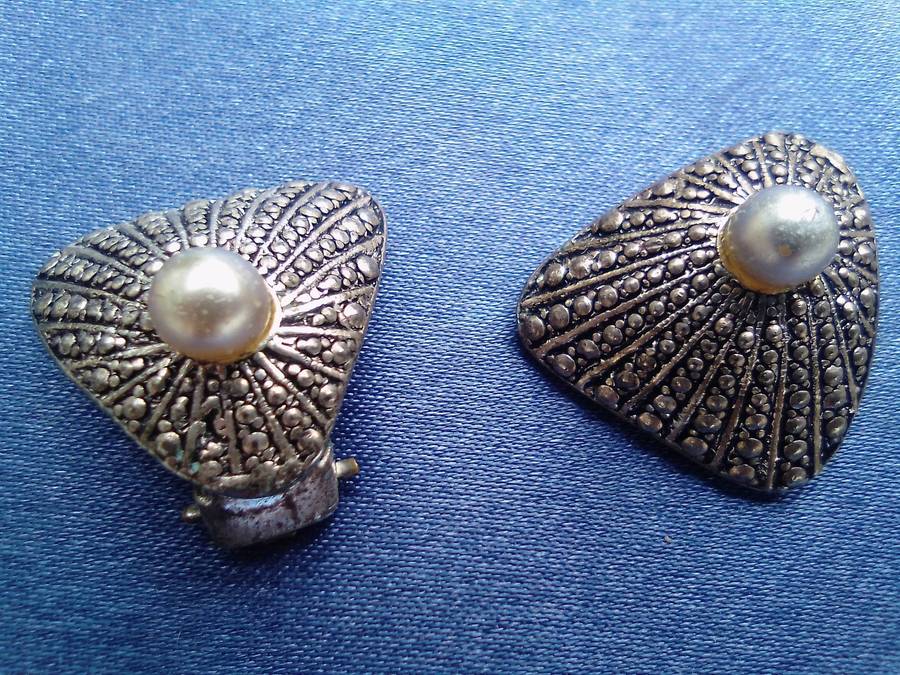 Retro broach and clip-on earrings joblot.