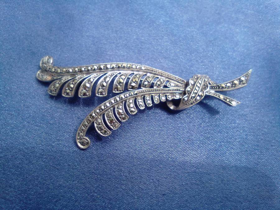 Retro broach and clip-on earrings joblot.