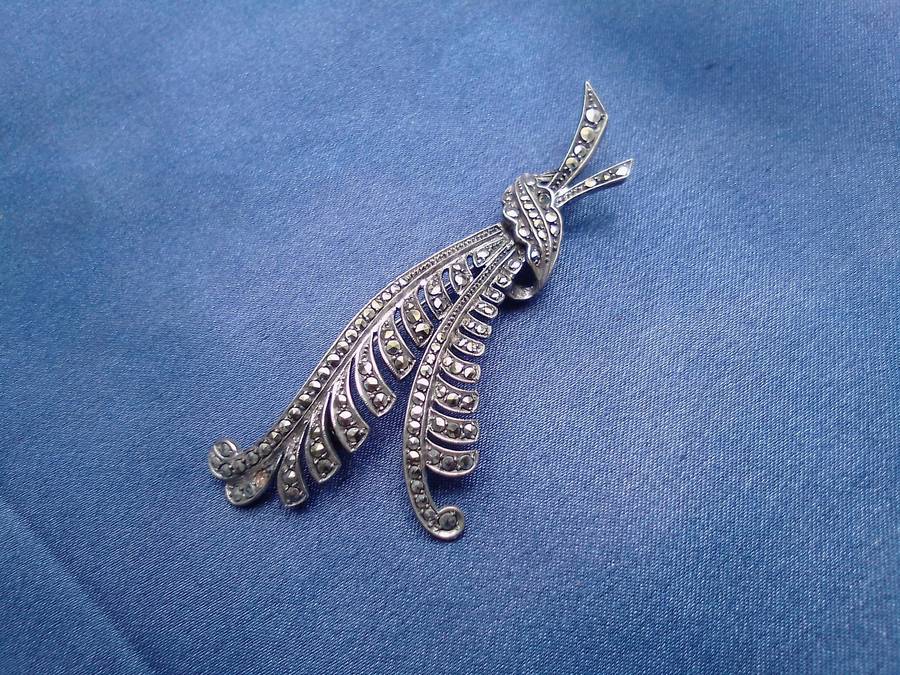 Retro broach and clip-on earrings joblot.
