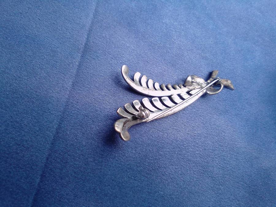 Retro broach and clip-on earrings joblot.