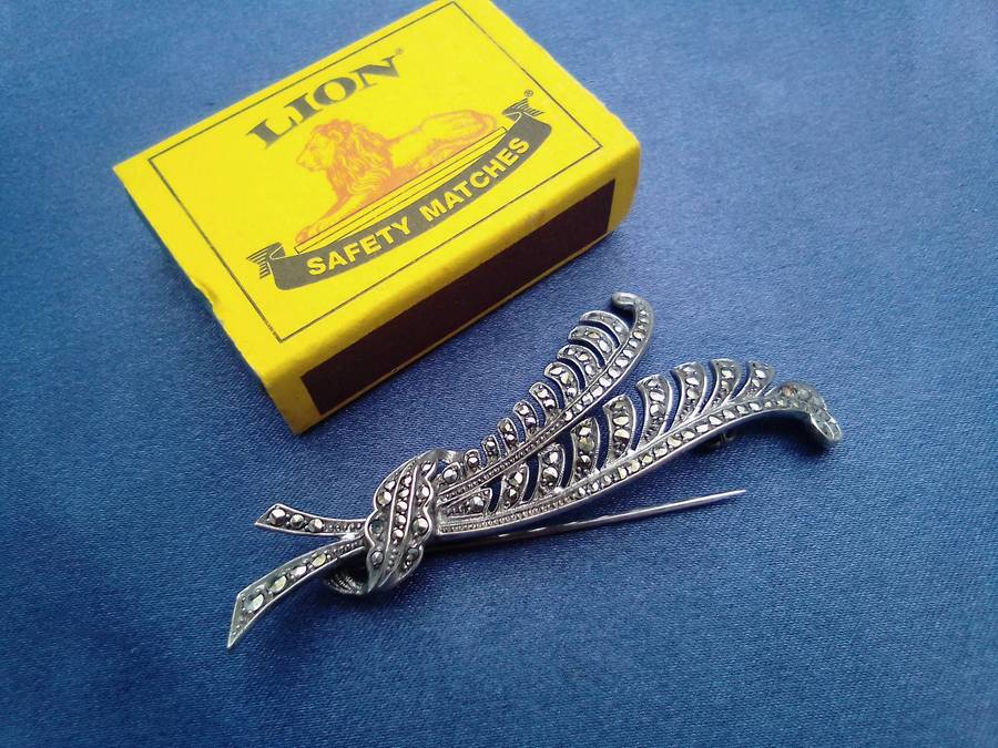 Retro broach and clip-on earrings joblot.